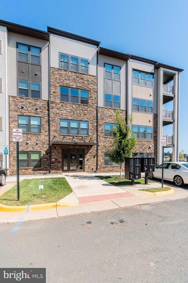 46320 Mount Milstead Terrace unit 402, Sterling, VA 20164 - photo 3