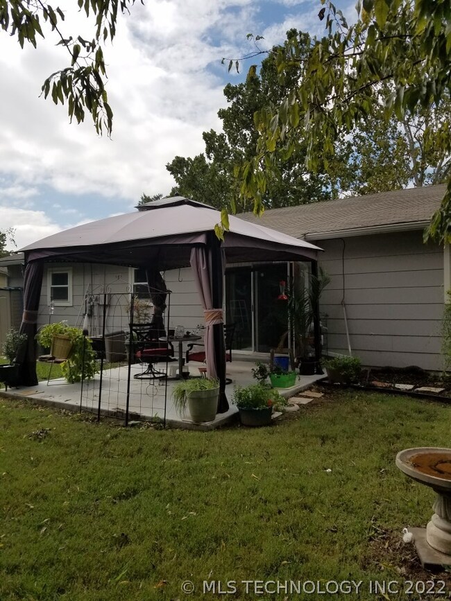 Patio has cover that is bolted down.