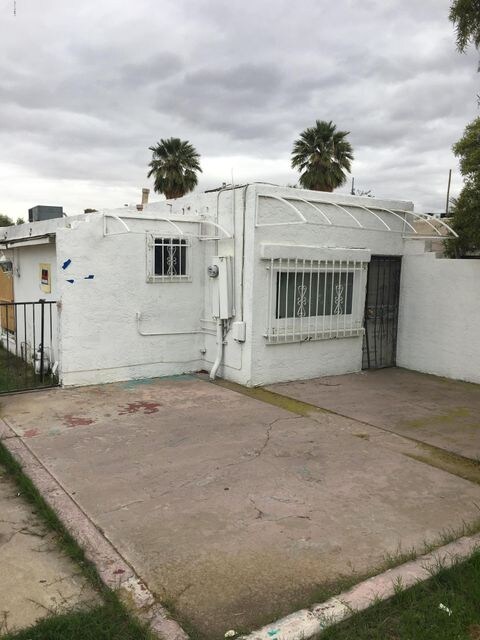 FRONT OF HOUSE
