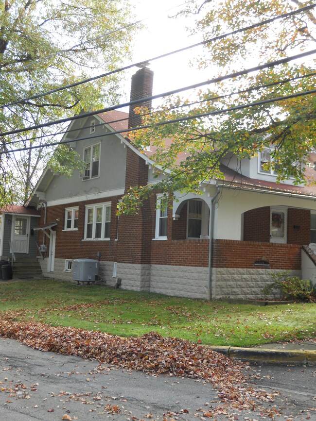 575 Oak St, Stroudsburg, PA 18360 - photo 4