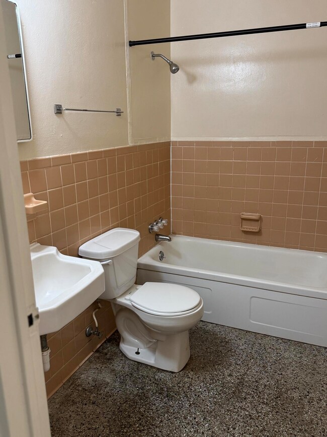 100 Ridgeview Lane, Apt 6 4