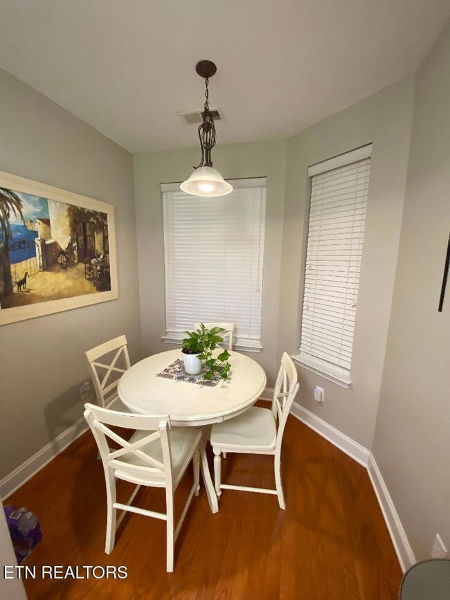 Condo 545 104 Dinette