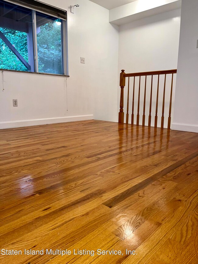 210 Wellington Ct, Staten Island, NY 10314 - photo 3