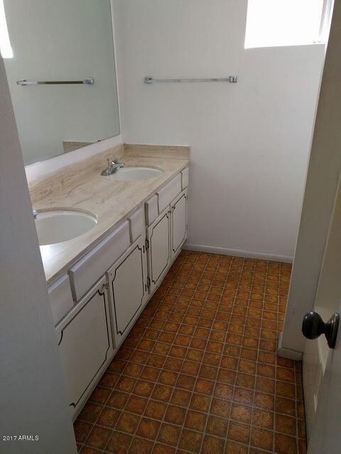 2247 W Jacinto bath 2