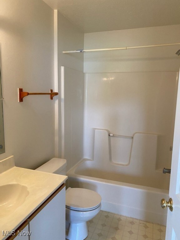 102 Fairways Dr unit 102-A, Chardon, OH 44024 - photo 4