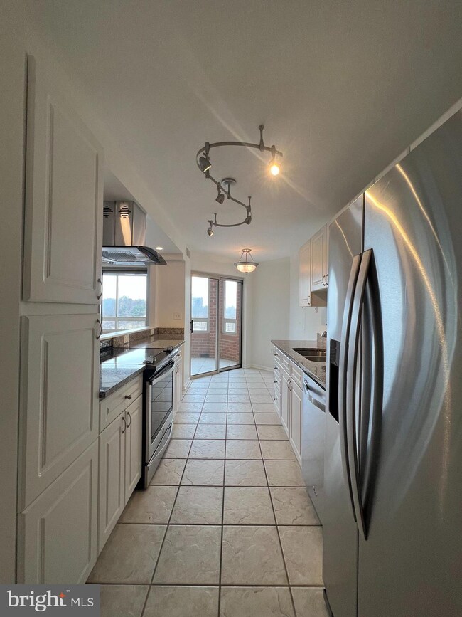 Carlyle Towers unit 1011, Alexandria, VA 22314 - photo 6