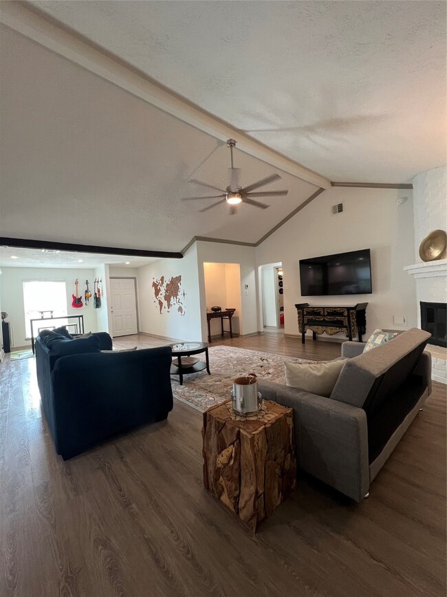 412 Colonial Dr, Friendswood, TX 77546 - photo 3