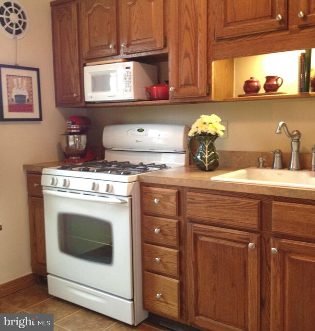 6602 Potomac Ave unit B1, Alexandria, VA 22307 - photo 2