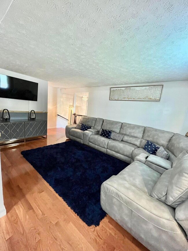 2066 Nobleshire Rd, Columbus, OH 43229 - photo 5