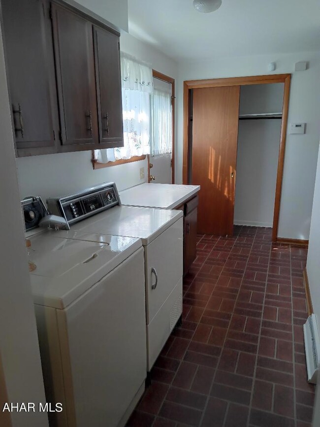 702 LAUNDRY 1ST FLOOR