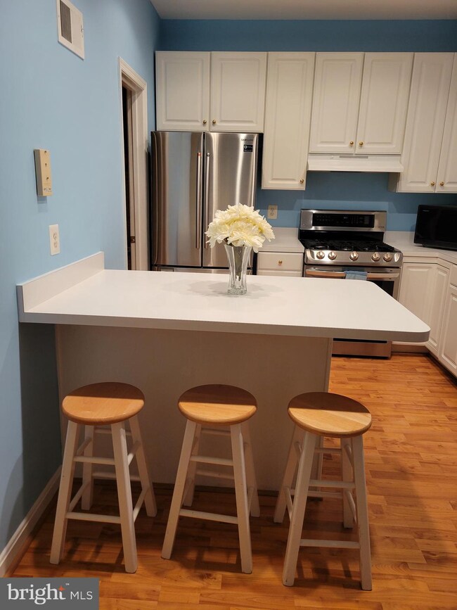 2370 Woodland Pond Ln, Herndon, VA 20171 - photo 2