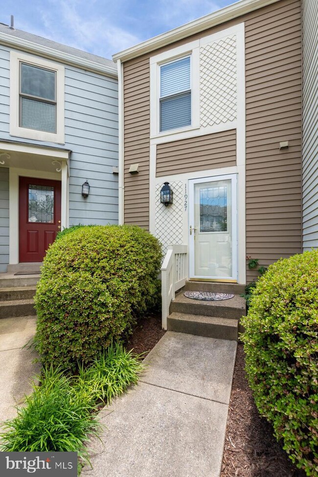 11927 Redtree Way, Reston, VA 20194 - photo 2