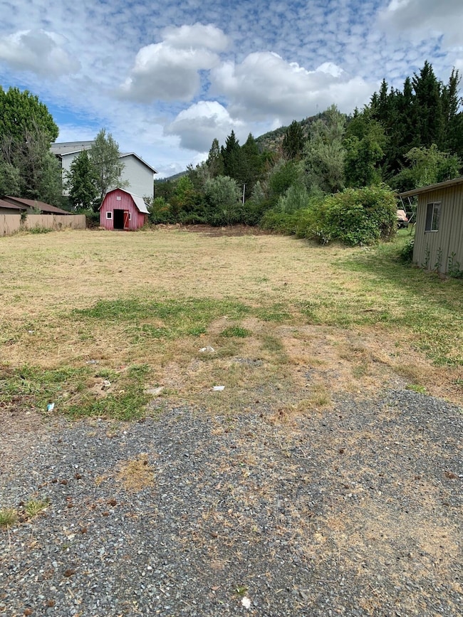 2060 NE Fairview Ave, Grants Pass, OR 97526 - photo 2