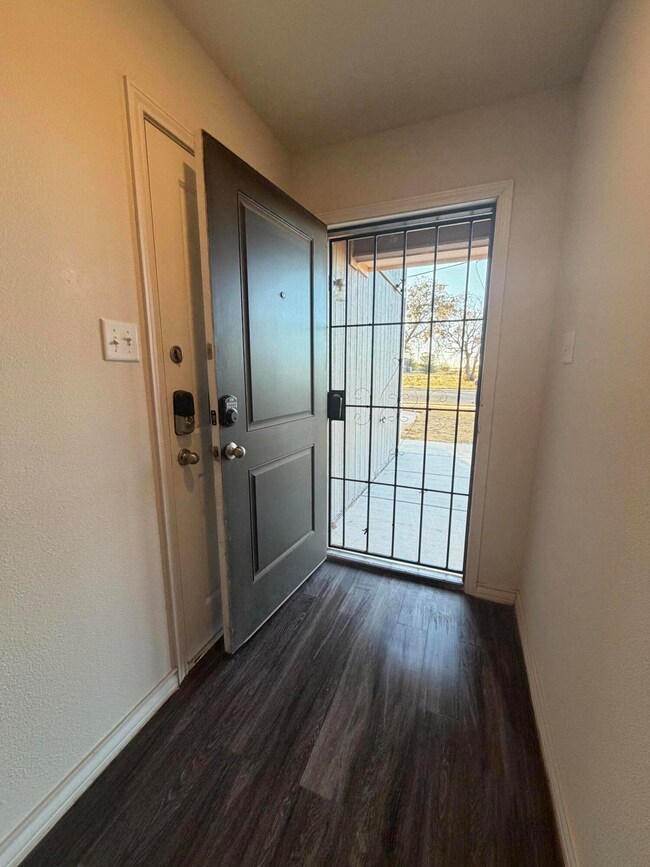 406 N Zenith Ave unit A & B, Lubbock, TX 79403 - photo 4