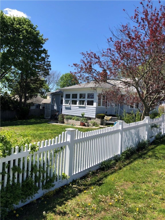 33 Lorraine St, Barrington, RI 02806 - photo 2