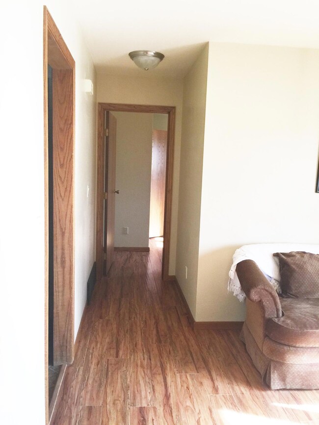 hallway to 1st bedroom<|><|>