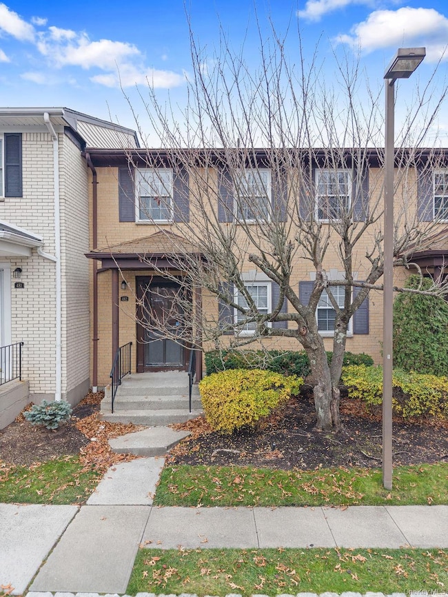 482 Iroquois Ct unit 482, Suffern, NY 10901 - photo 3