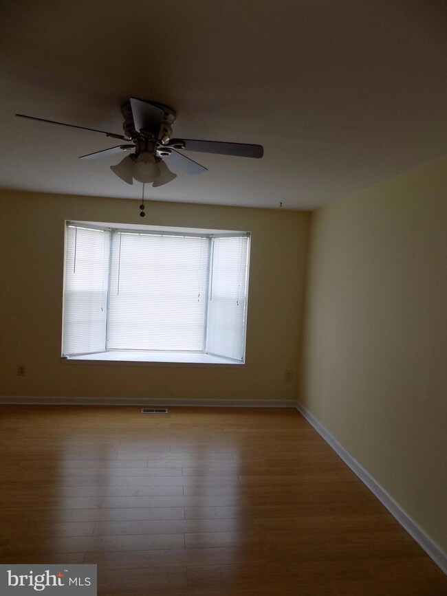 13826 Fount Beattie Ct, Centreville, VA 20121 - photo 2