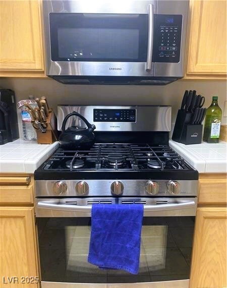 Gas Stove & Microwave with Stainless steel design