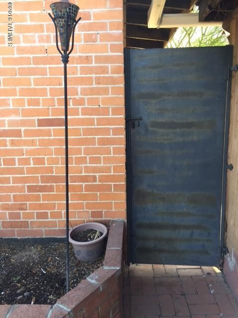 Side gate