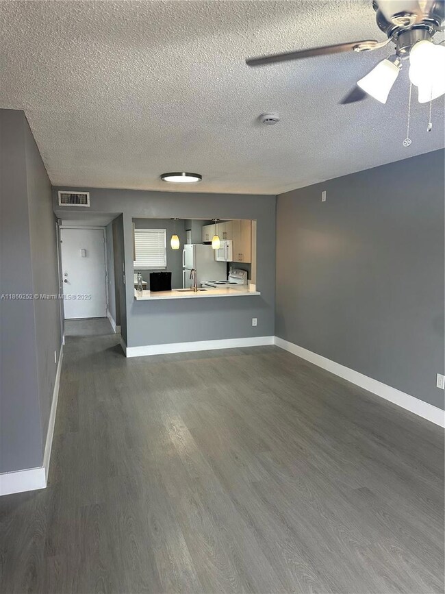 862 NE 209th St unit 206, Miami, FL 33179 - photo 4