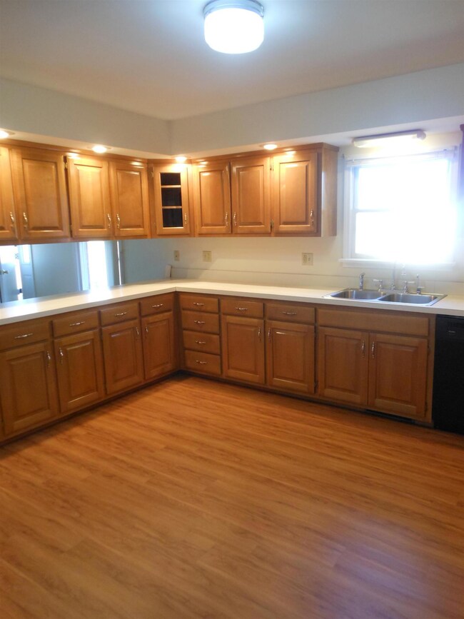 Spacious Kitchen!!