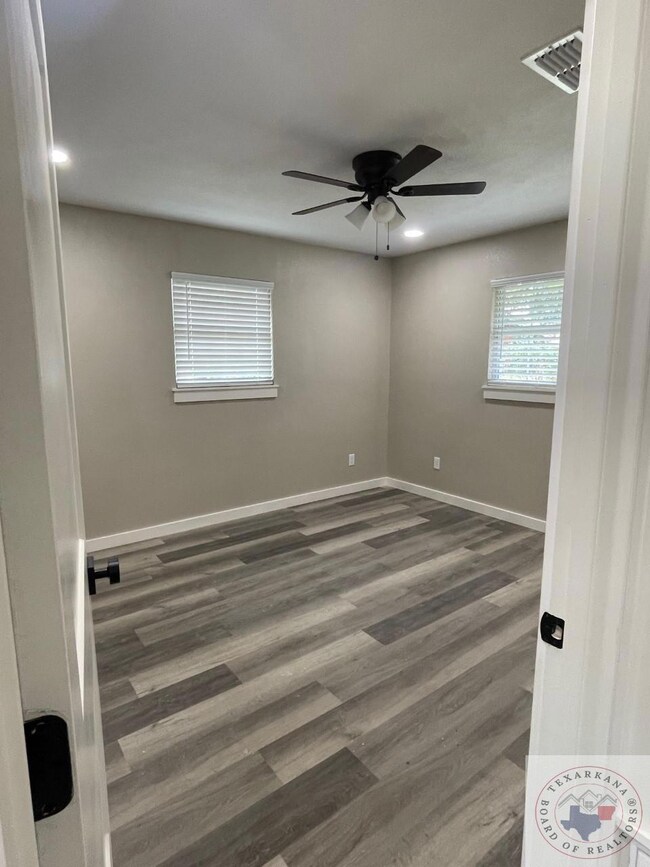 234 Shellwood Dr, Wake Village, TX 75501 - photo 7