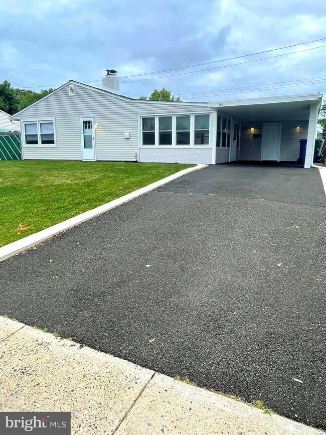 344 Blue Ridge Dr, Levittown, PA 19057 - photo 4