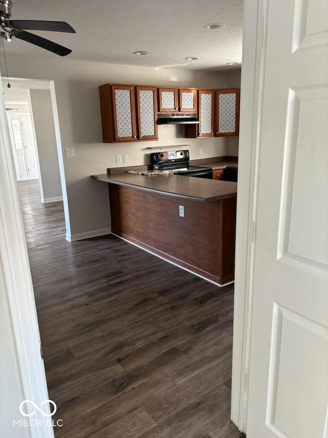 Kitchen with a peninsula, large enough for barstools.