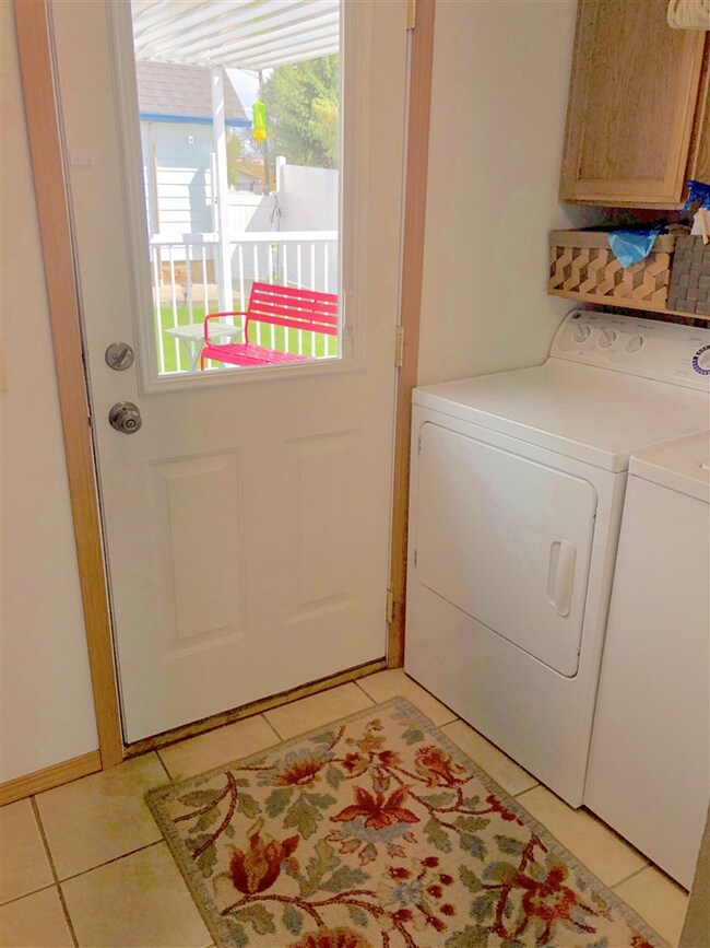 141 S Broadway St, Tekoa, WA 99033 - photo 3