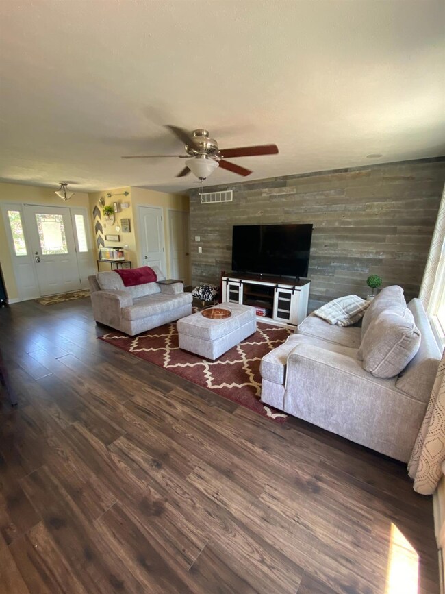 872 E Sportsman Ln, La Porte, IN 46350 - photo 4