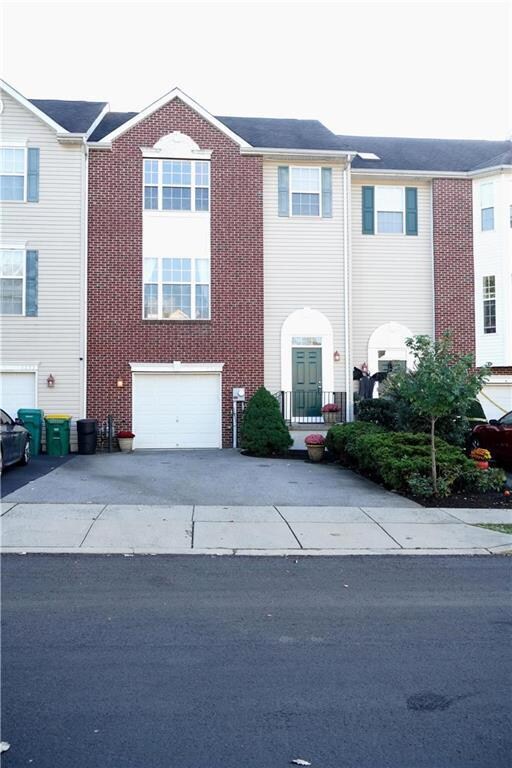 5240 Green Lawn Dr, Macungie, PA 18062 - photo 2