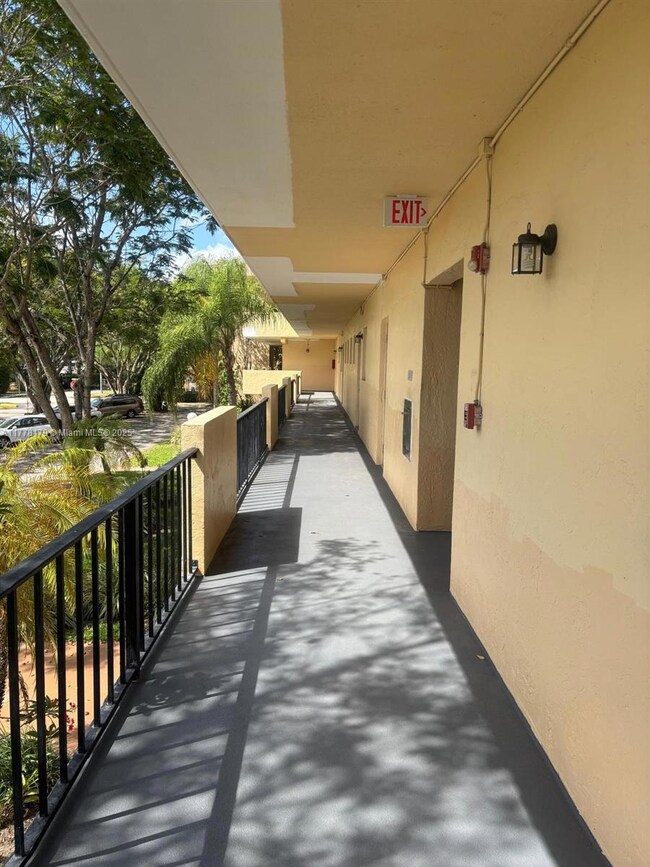 151 Berkley Rd unit 206, Hollywood, FL 33024 - photo 2