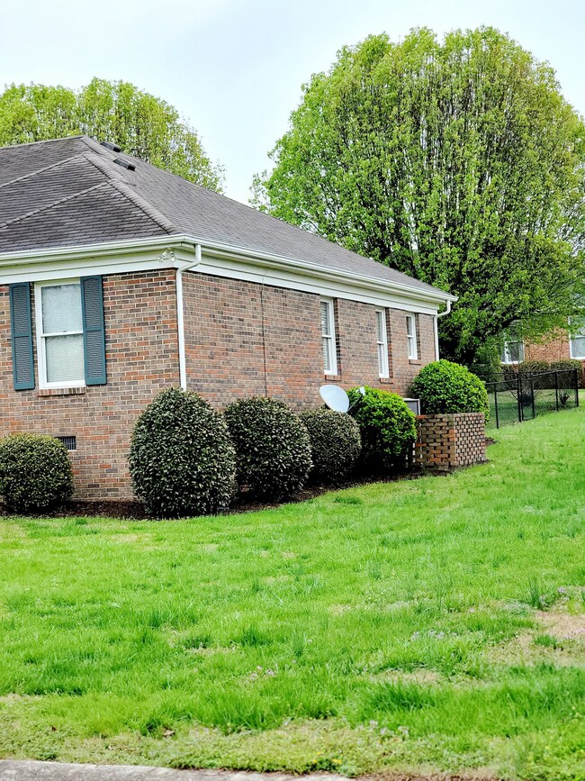 210 Megan Cir, Shelbyville, TN 37160 - photo 2