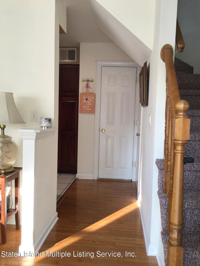 523 Willow Rd E unit 1, Staten Island, NY 10314 - photo 4