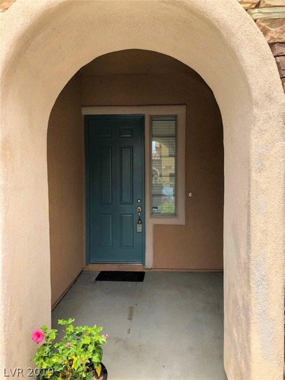 ARCHED FRONT ENTRYWAY.