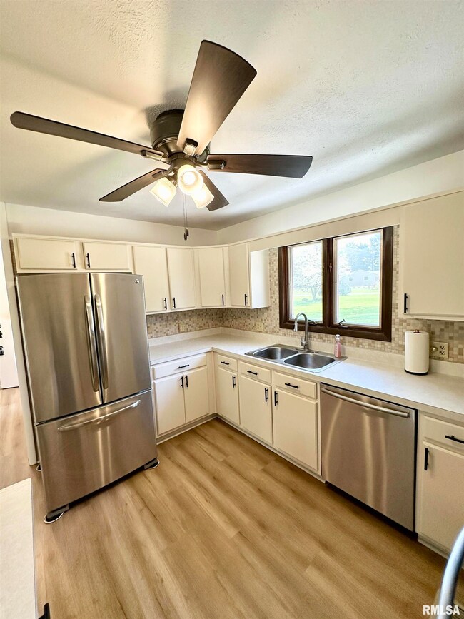 201 Leland Lake Dr, Jacksonville, IL 62650 - photo 7