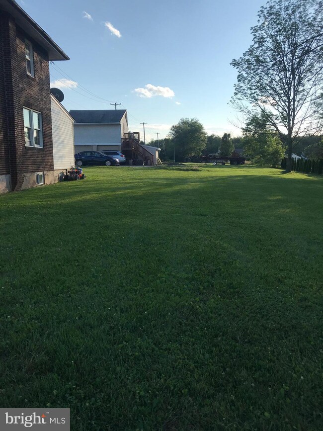 135 Neiffer Rd, Royersford, PA 19468 - photo 3