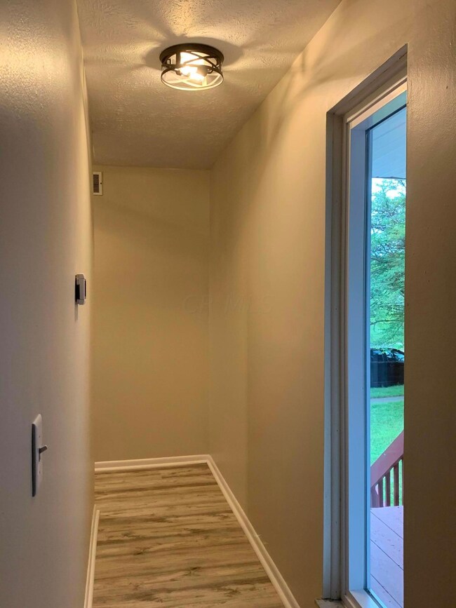 5877 - Hallway from Entry