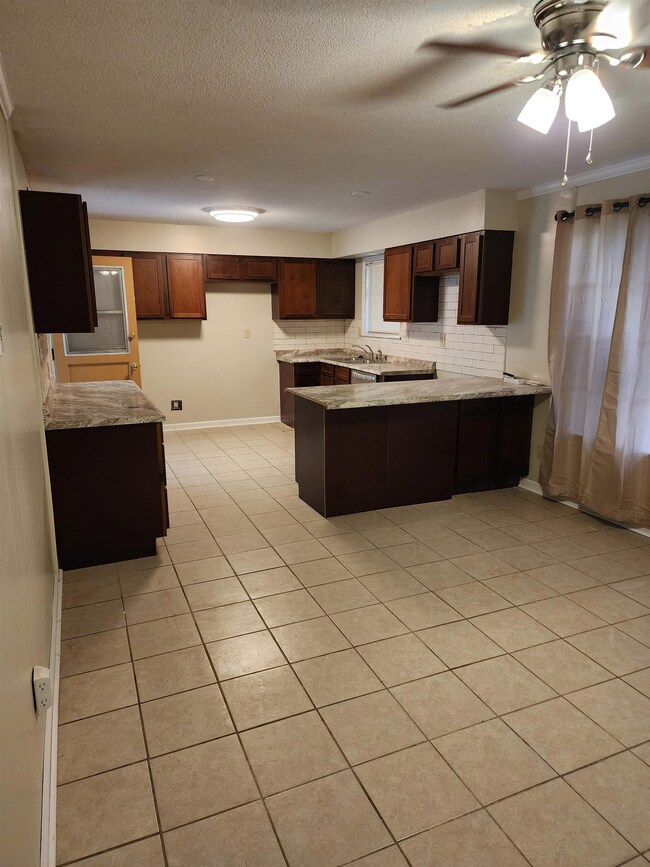 Kitchen with ceiling fan, kitchen peninsula, taste