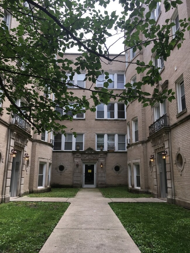 2757 W Arthur Ave unit 2, Chicago, IL 60645 - photo 2