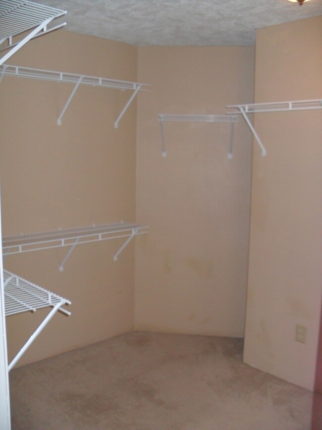 Walk-in Closet in Bedroom 1<|><|>