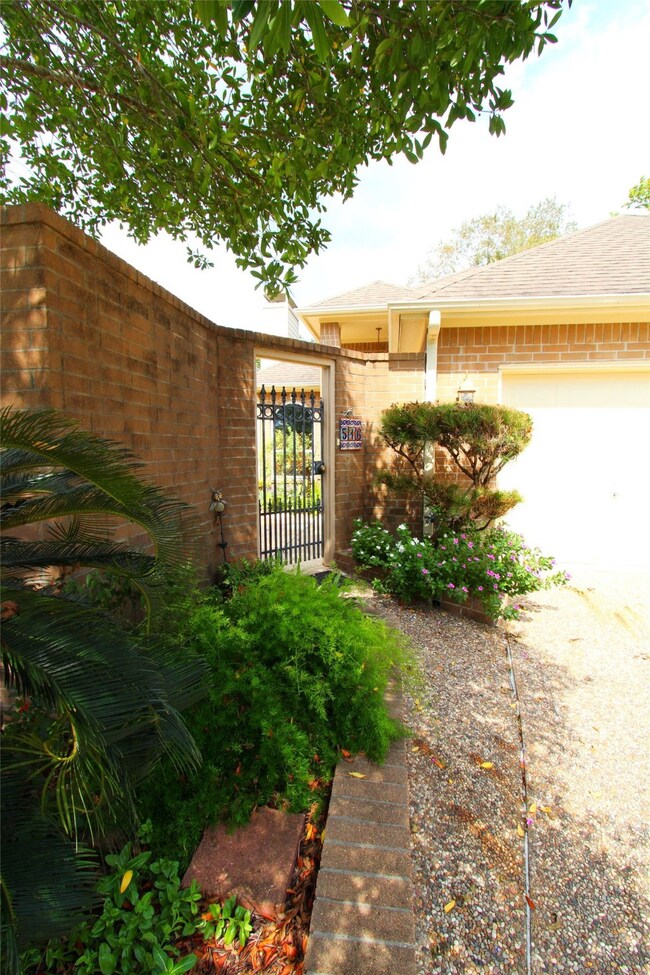 516 Towne Ct, Alvin, TX 77511 - photo 3