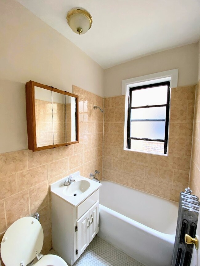 839 W Sheridan Rd unit 223, Chicago, IL 60613 - photo 6