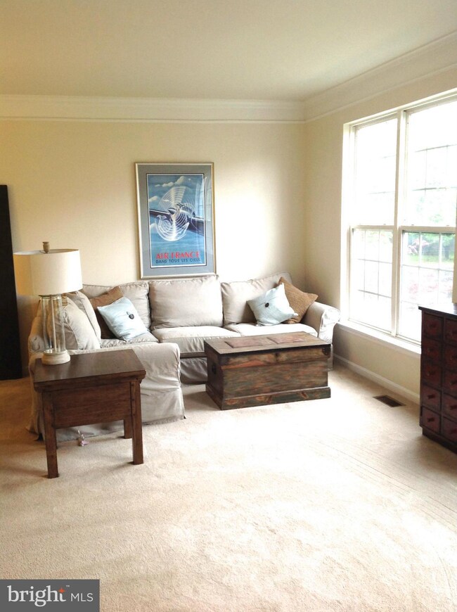 13094 Park Crescent Cir, Herndon, VA 20171 - photo 3