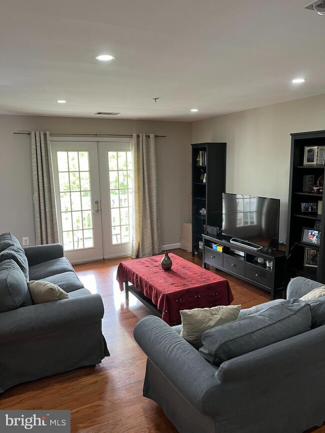 4081 S Four Mile Run Dr unit 401, Arlington, VA 22204 - photo 7