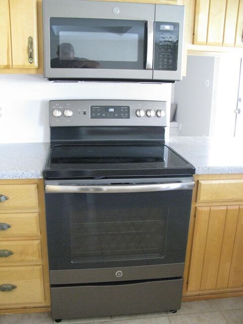 NEW Stove & Microwave