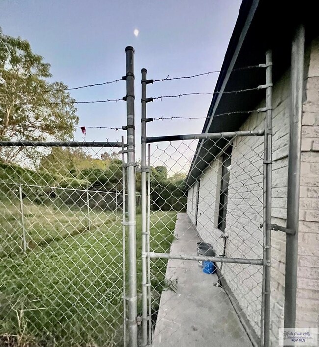 4318 Waco Rd unit 1, Brownsville, TX 78521 - photo 5