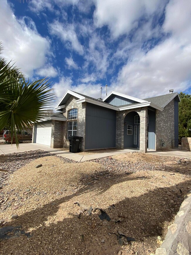 13905 Jeweled Desert Dr, Horizon City, TX 79928 - photo 2