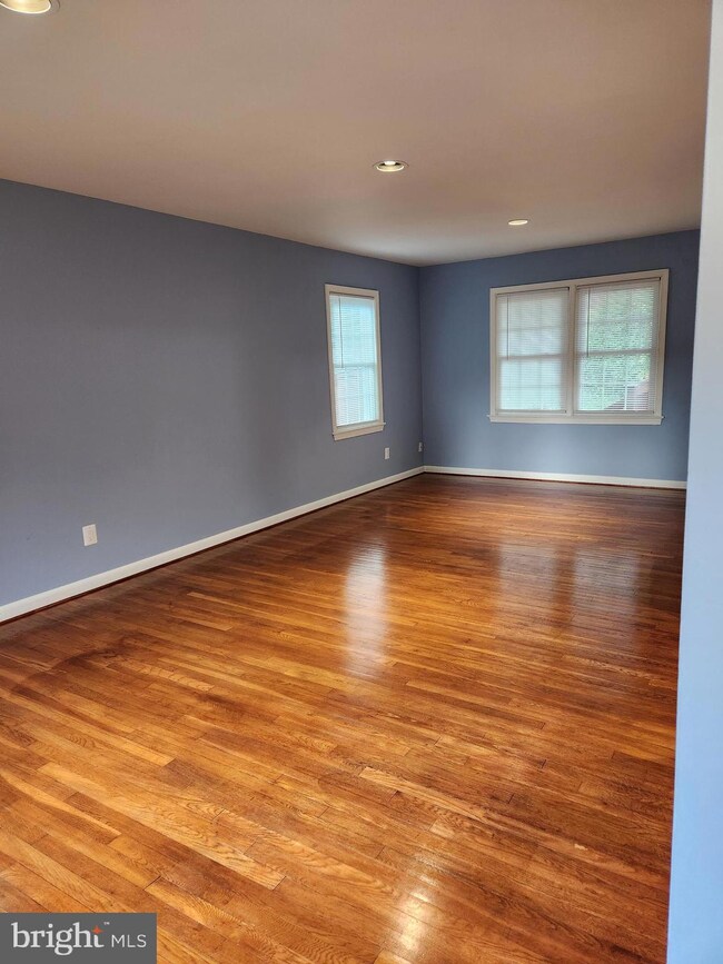 13111 Parkland Dr, Rockville, MD 20853 - photo 2